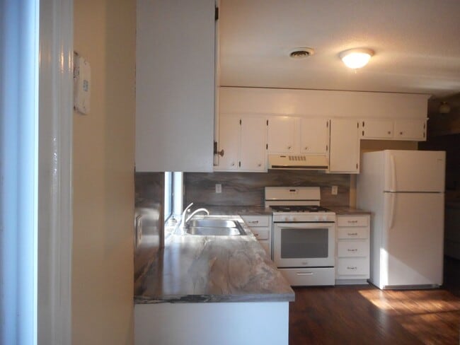 Building Photo - 3-bedroom, 2-bath Brick Home