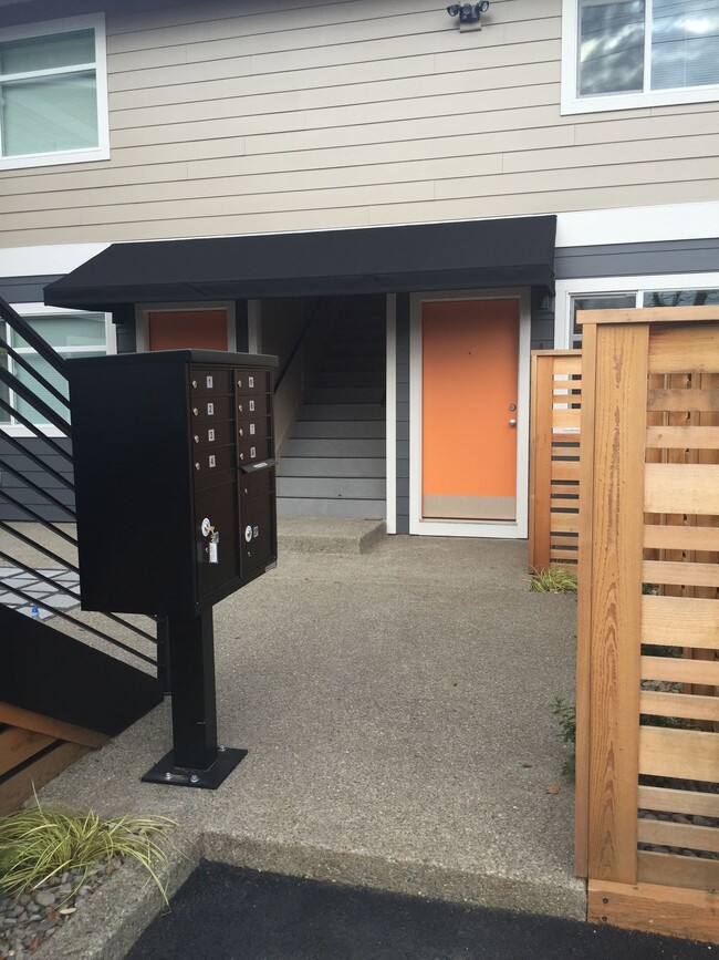 Building Photo - Spacious Like New Remodel 2BR-Portsmouth-N...