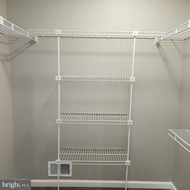 Building Photo - 16 Pickwick Pl