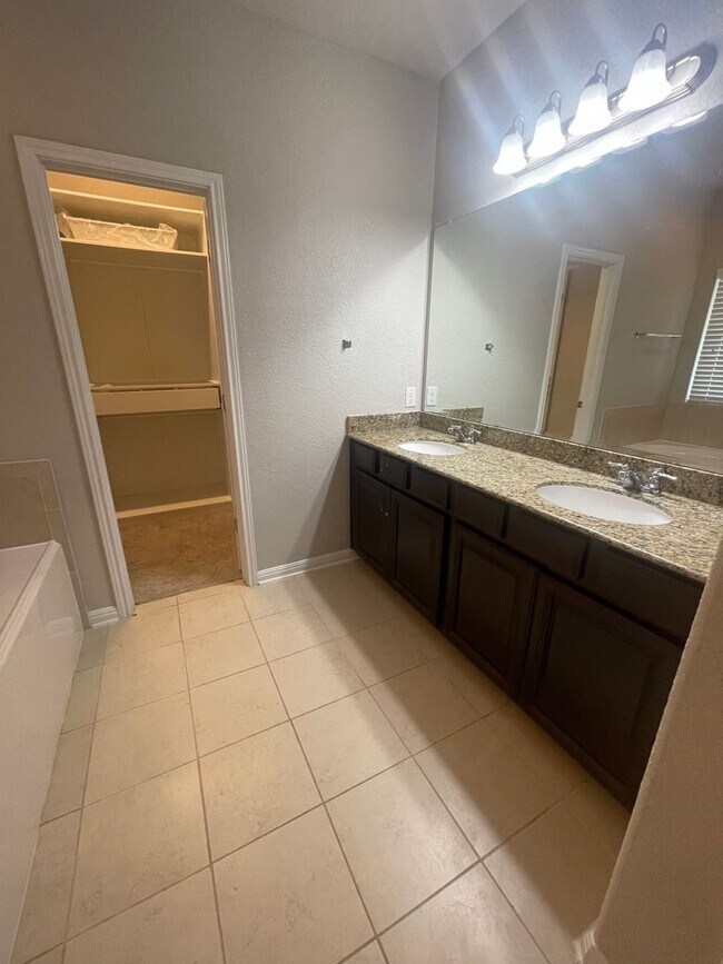 Building Photo - 22427 Carriage Bush