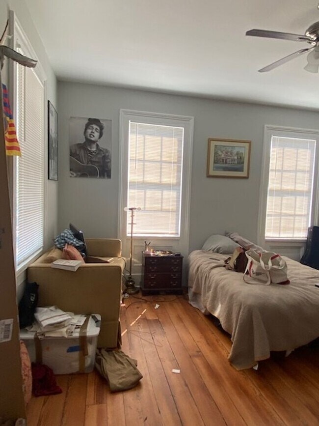 Building Photo - 148S