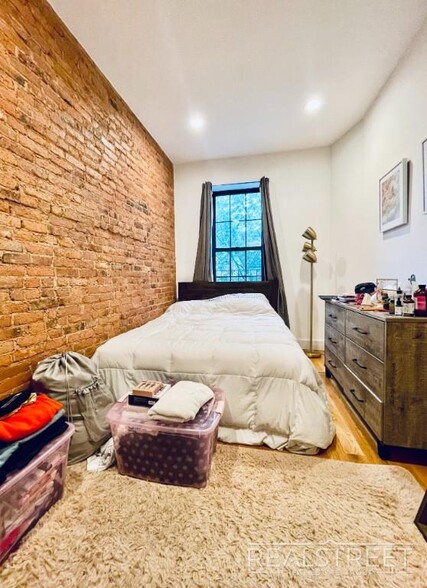 Building Photo - Spacious Modern 1 Bedroom