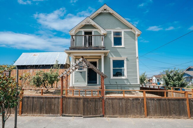 Building Photo - Charming 3-Bedroom Victorian Home in the H...
