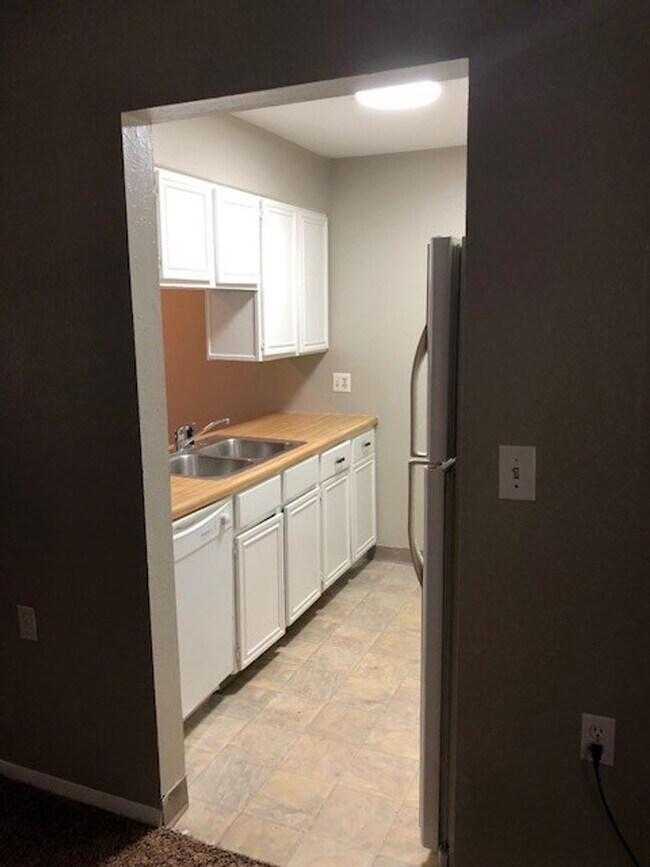 Building Photo - Quaint 1 Bedroom Ground-Floor Unit in Mid-Town Fort Collins