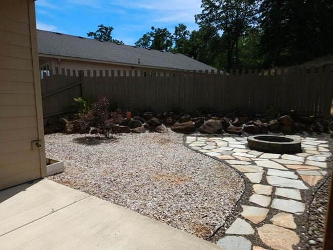 Building Photo - 4Bd/2.5Ba Two Story House - Available to View!