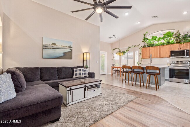 Building Photo - 543 S Wildrose