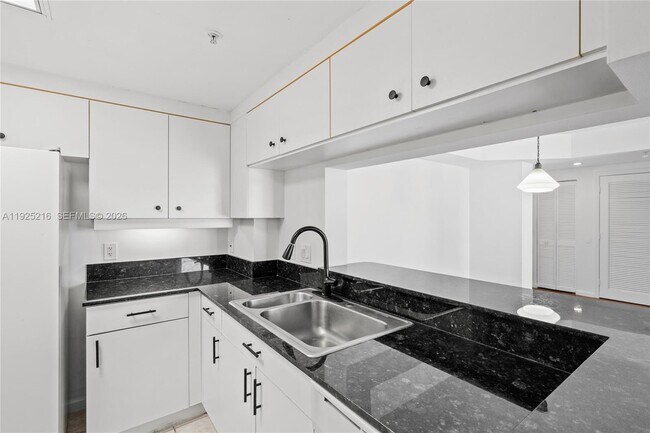 Building Photo - 701 Brickell Key Blvd