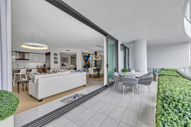 Building Photo - 100 E Las Olas Blvd