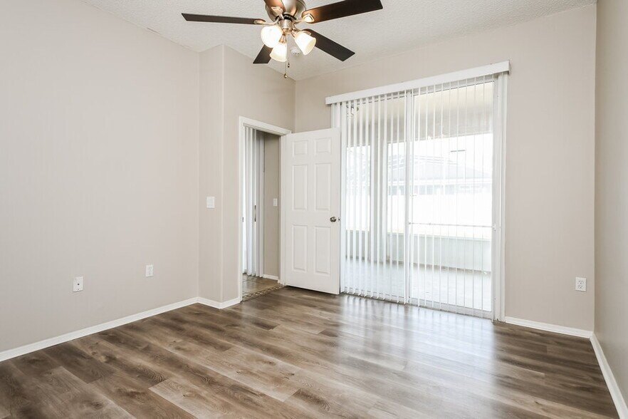 Building Photo - 1027 Lake Biscayne Way