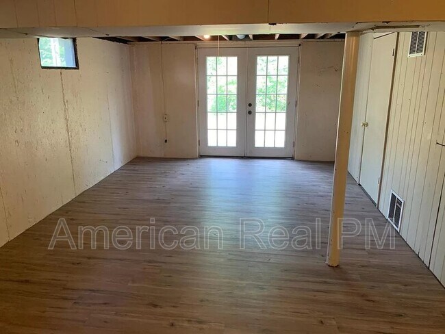 Building Photo - 201 Oakborough Dr