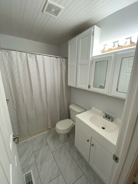 Building Photo - 1391 15th Ave NE