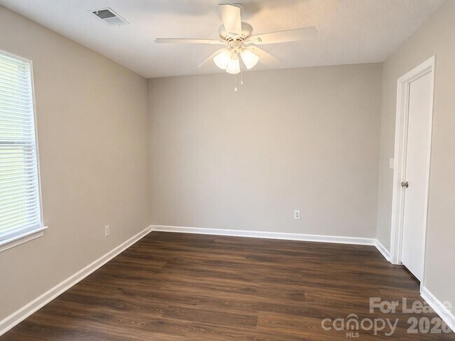 Building Photo - 7718 Linda Lake Dr
