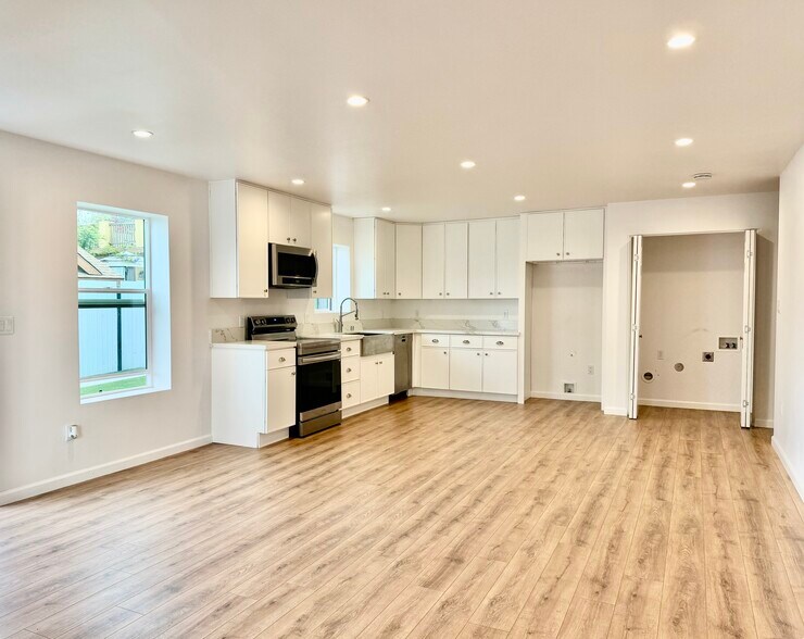 Building Photo - 384 Hargrave St