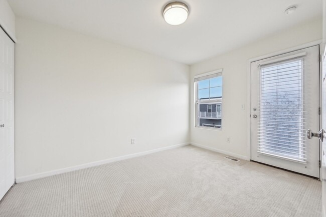 Building Photo - 905 Times Square Dr