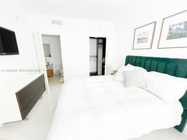 Building Photo - 6000 Collins Ave