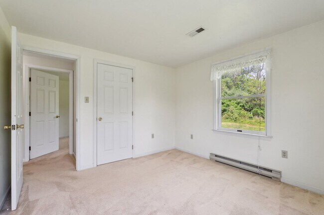 Building Photo - Charming One-Level Home Nestled Among Matu...