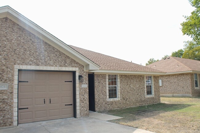 Building Photo - 1424 Shoshoni Trl