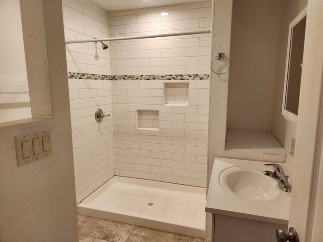 Building Photo - COMING SOON ~ 2 Bed / 2 Bath w/ Oversized 2 Car Garage