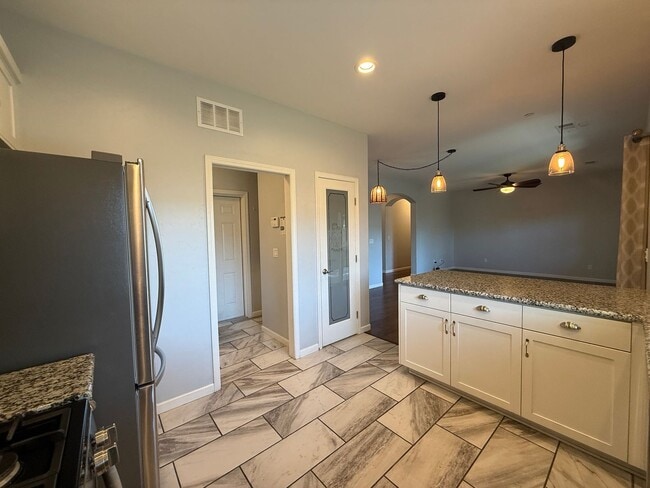 Building Photo - harming 3 bedroom, 2 bathroom single-story...