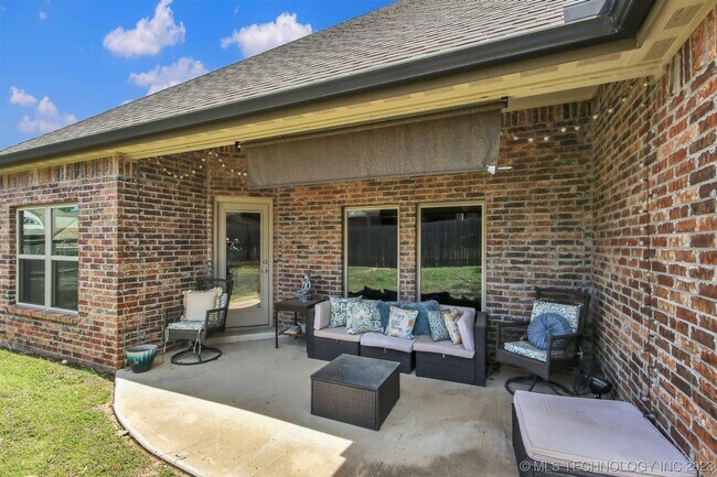 Building Photo - Beautiful 4 Bed 2 Bath Home with 2 car gar...