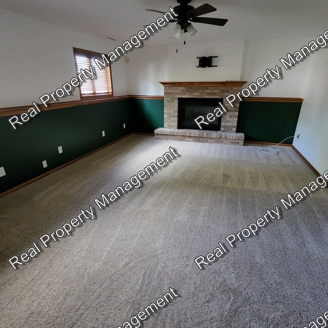 Building Photo - Well Maintained Schererville Tri-Level