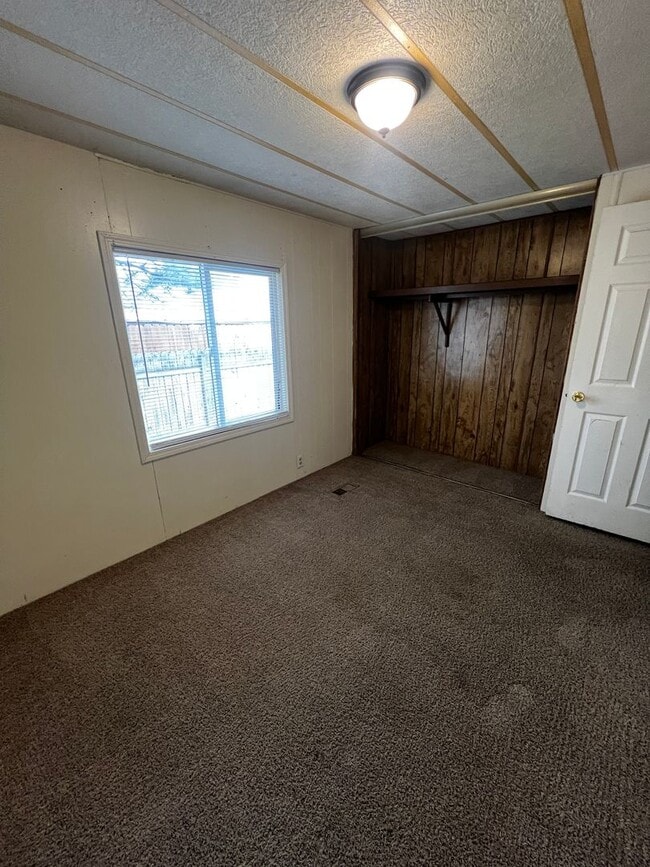 Building Photo - 3 Bedroom 2 Bathroom