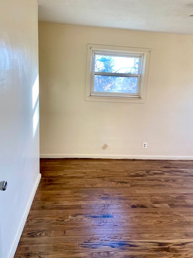 second bed - 32620 Montcalm St