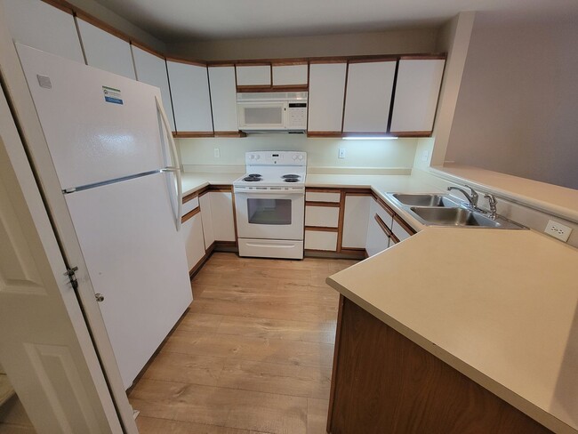 Building Photo - Immaculate 2 Bedroom, 2 Bath Top Floor Con...