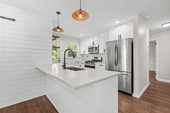 Building Photo - Adorable, Modern 3 Bedroom Ranch near Downtown Raleigh - Gorgeous finishes, open floorplan, updat...