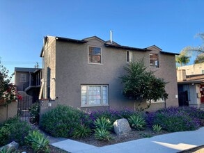 Building Photo - Bright Upstairs Studio Available NOW