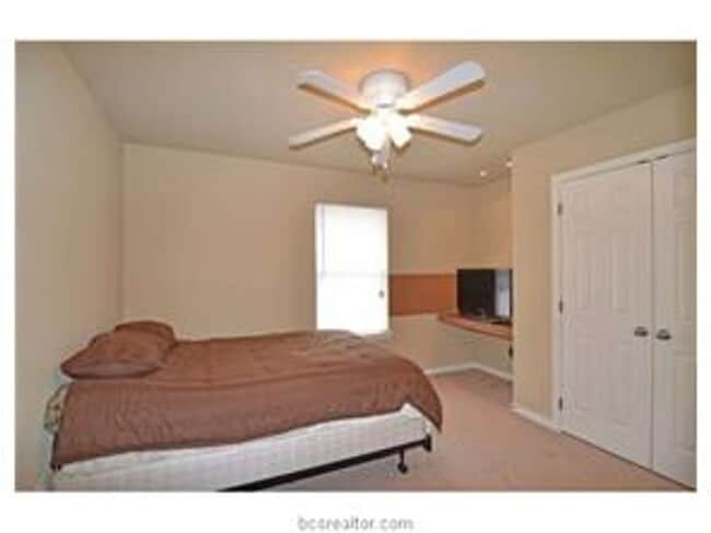 Building Photo - Spacious 3/2 duplex in great location