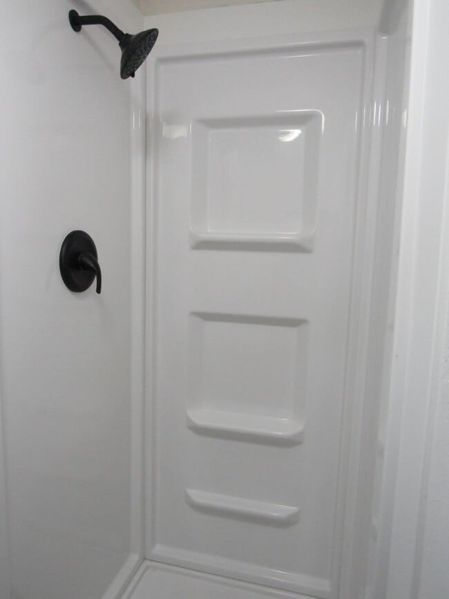 Building Photo - Updated Cape Cod 4 Bedroom Home! Heat/Water Pd!