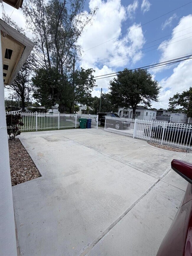 Building Photo - 1670 NW 73rd St