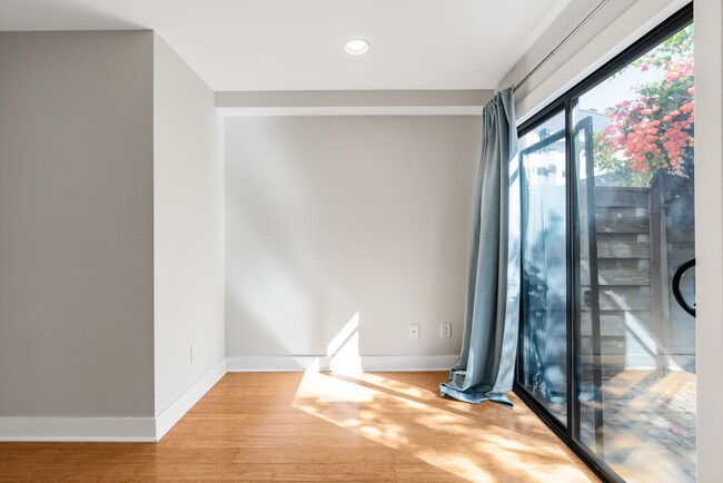 Building Photo - Modern 2BD/2BA Townhome w/ Private Yard, G...