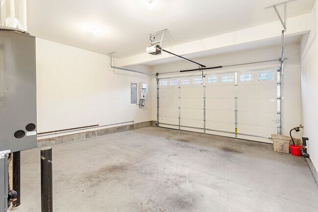 Building Photo - Excellent Condition Three Bedroom + Office, Fenced Backyard, Central AC