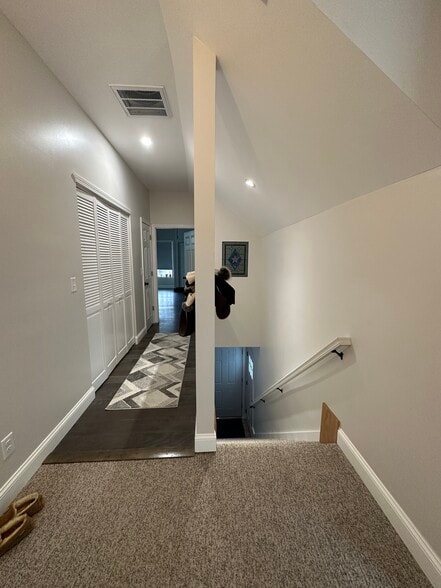 Building Photo - 106 Elm St