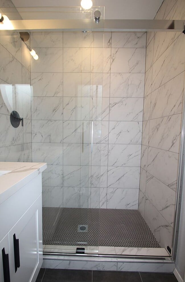 Building Photo - FULLY RENOVATED 3 BED, 2 BATH BELLEVUE HOM...