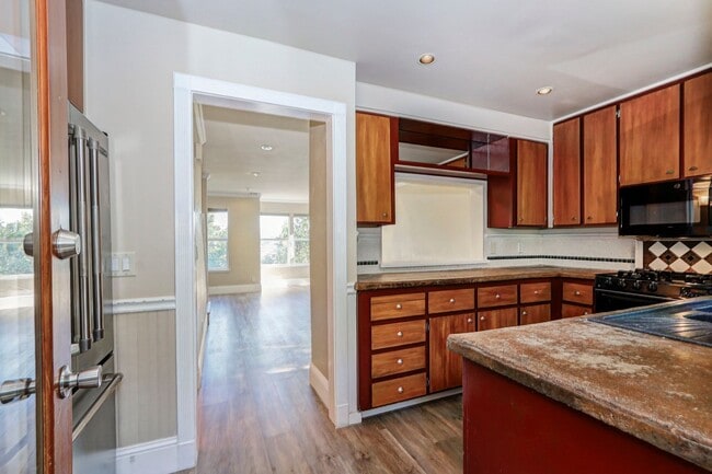 Building Photo - 2 Bed / 1 Bath townhome in sunny Potrero H...