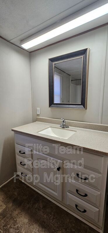 Building Photo - 3103 Cedarvale Rd