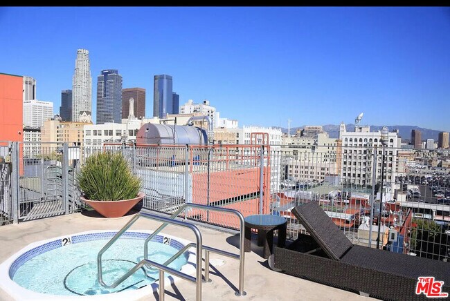 Building Photo - 746 S Los Angeles St