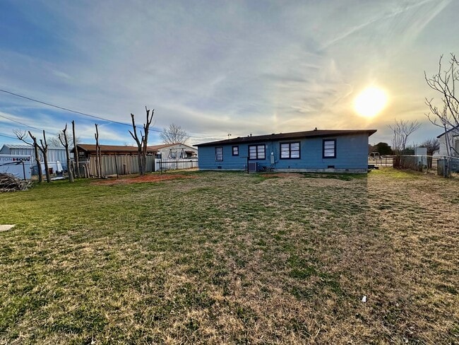 Building Photo - 3120 Chestnut Ave