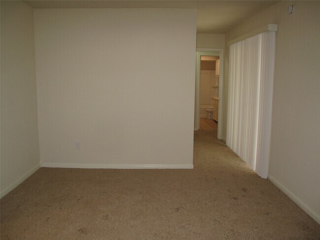 Building Photo - 6906 Sandy Knolls Dr