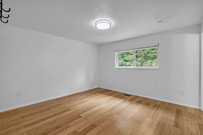 Building Photo - Three bedroom plus bonus room, and 2.5 bat...