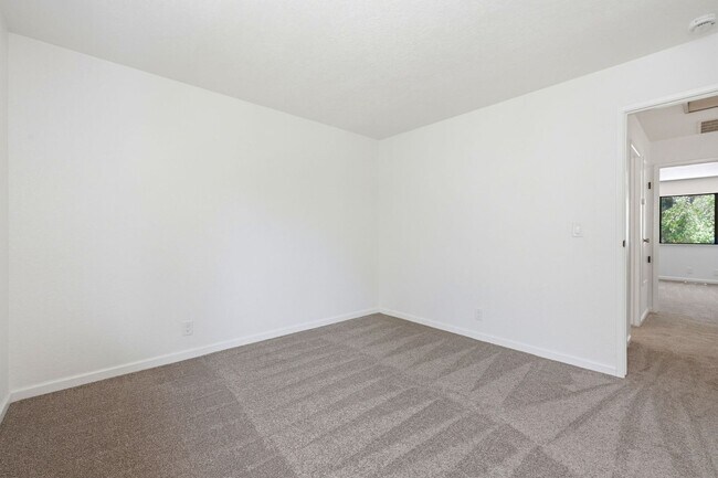 Building Photo - Beautiful Spacious 2-bedroom 1.5-Bath Townhome in Martinez!