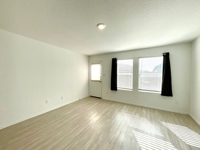 Building Photo - **APPLICATION RECEIVED** **MOVE IN SPECIAL** Beautiful 4BR/2BA Home with Fenced Yard & Garage!