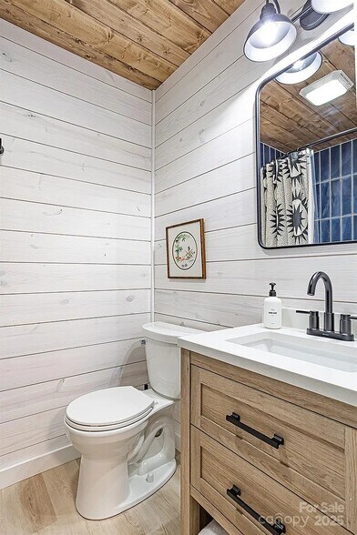 Building Photo - 826 Shumont Rd