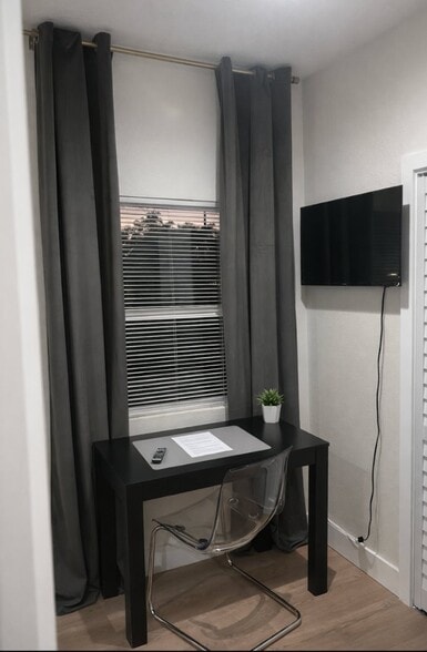 Building Photo - 801 E Knollwood St