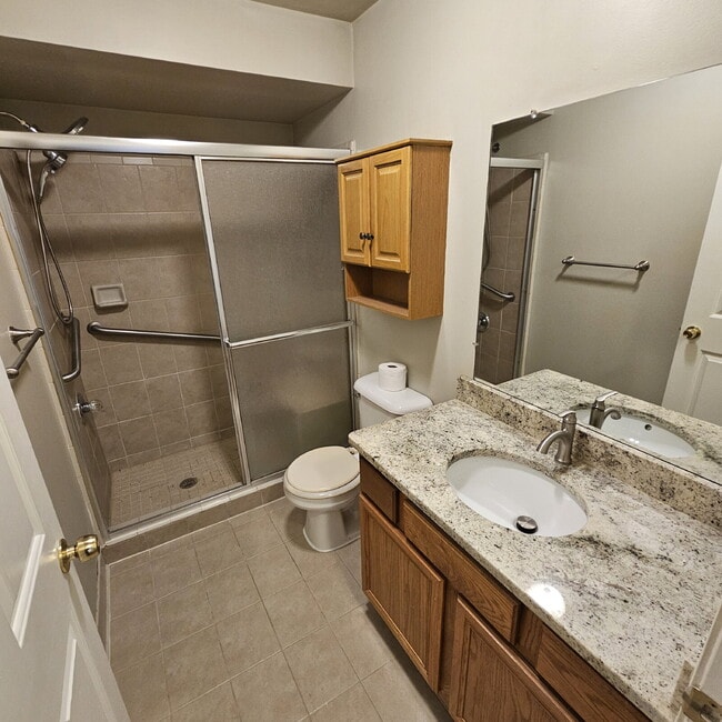 Building Photo - 2 Bed / 2 Bath Condo with In-Unit Laundry, Granite Countertops, Ceiling Fans, All Appliances, Car...