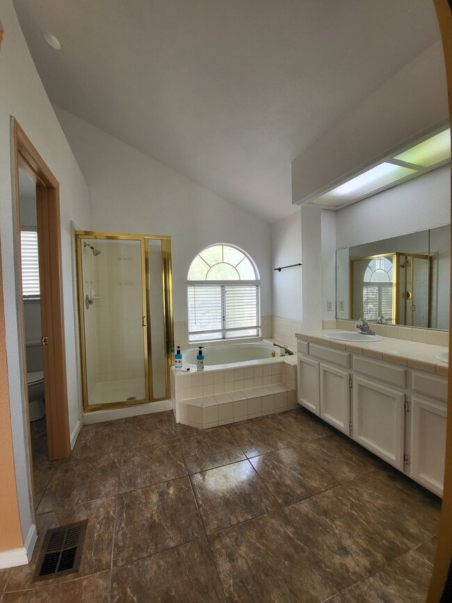 Building Photo - Beautiful home well maintained 4 Bedroom 3...