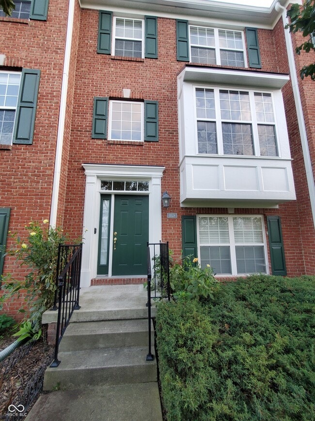 Building Photo - 3528 N Golden Gate Dr